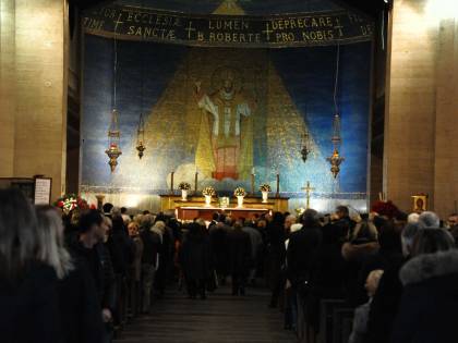 A Roma l'ultimo addio a Virna Lisi. L'abbraccio di amici e colleghi