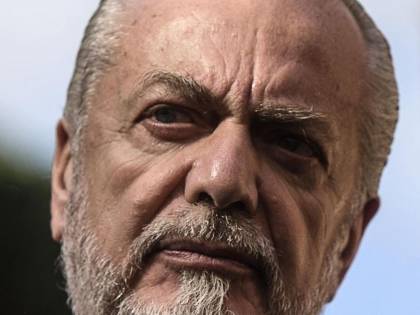 De Laurentiis, pallonata a De Magistris Il duello rusticano infiamma Napoli