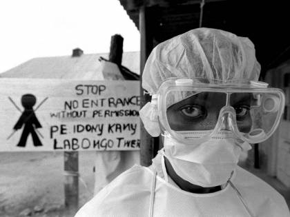 La verità sul virus Ebola: "L'Oms rinviò l'allerta per evitar danni economici"