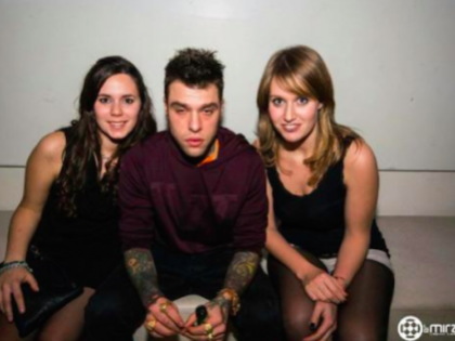 Fedez irriconoscibile in discoteca