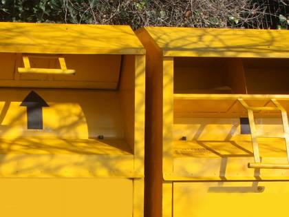 Ravenna, pianto di bambino dal cassonetto di abiti usati. Si tratta di una bambola