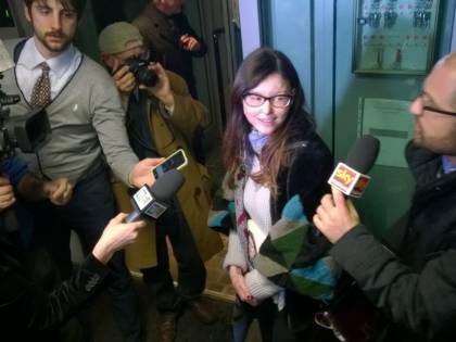 Alla fine Lucia sorride: vent'anni a chi l'ha sfregiata