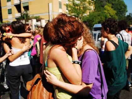 Roma, scopre due compagne a fare sesso lesbo in bagno, 18enne minacciata per mesi