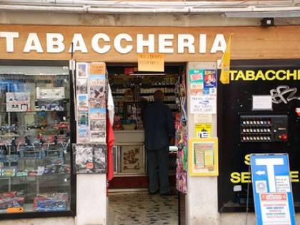 Tabaccheria "vietata" agli italiani: il bando è riservato ai profughi