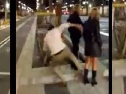 Spezzare la gamba con un calcio ai passanti: è il kickout game