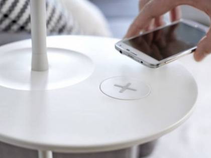 La rivoluzione di Ikea: i mobili caricheranno lo smartphone