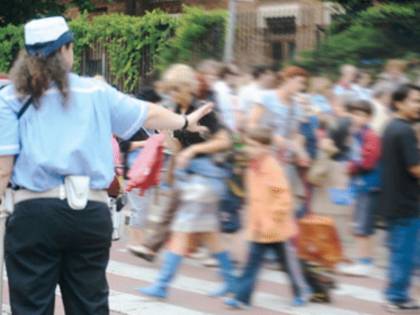 Vigili in jeans e maglietta: "A Napoli una vera divisa costa più di tremila euro"