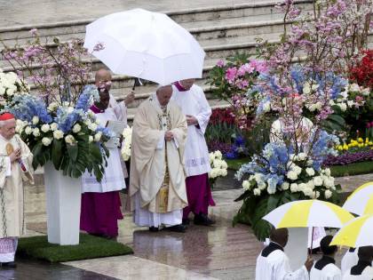 Papa Francesco alla Messa per Pasqua: "Gesù allevi le sofferenze dei cristiani perseguitati"