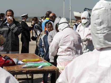 Salvataggi e accoglienza ci costano 3 miliardi all'anno