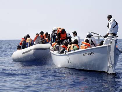 Immigrati, paura in alto mare: spari e morti su un gommone