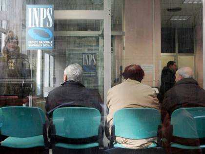 Pensioni, l'idea del governo: far cassa su quelle delle vedove