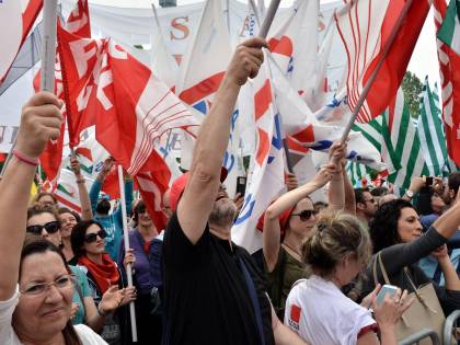 «Renzi asino, vai a scuola» Al corteo l'uomo di Pisapia