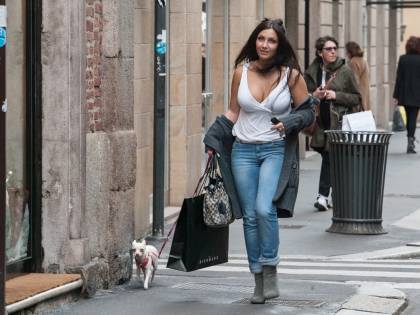 Elettra Lamborghini, shopping sexy in Montenapoleone