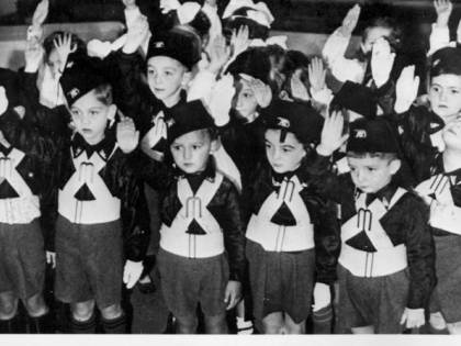 Contro i nuovi profughi c'è il "ritorno" dei Balilla