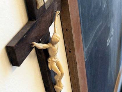 Per non turbare i musulmani via i crocifissi e la festa di Natale