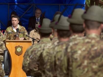 La mamma del parà caduto in Afghanistan a Renzi: "La mimetica non è un gioco"