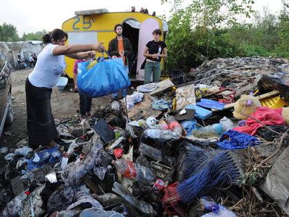 "Ci avete schizzato con l’acqua". I rom prendono a sassate i vigili