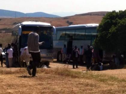 Sardegna, profughi asserragliati sul bus per protesta