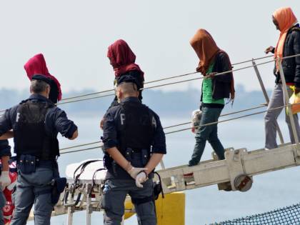 In Europa tornano le frontiere: 400mila migranti verso l'Italia