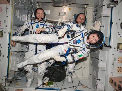 AstroSamantha di nuovo tra noi: "Ma devo reimparare a camminare"