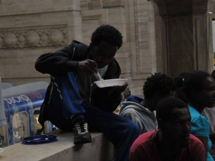 Immigrati, Renzi e Bagnasco: "Non istigare alla paura". Ma gli italiani non stanno con loro