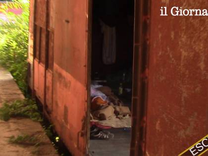 Nei vagoni dei treni dove dormono rom e clandestini