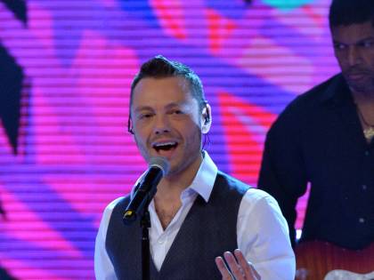 Inconveniente tecnico sul palco. Si rompe la pedana e Tiziano Ferro usa una scala