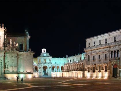 Nudo in piazza Duomo: americano denunciato