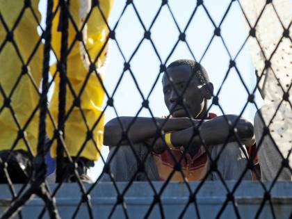 Condannato agli arresti domiciliari, marocchino passeggia per il paese