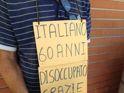 Italiano chiede elemosina. Nigeriani lo minacciano: "Territorio nostro"