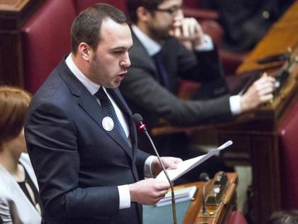 "Stupidi", "Dormito poco?". Rissa Pd-5S sul voto Usa
