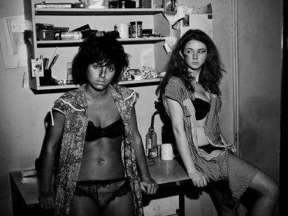 Le sexy star dei tormentoni estivi: baci lesbo, lolite e "sole cuore amore"