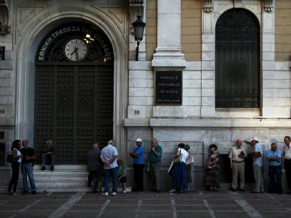 Grecia, code alla National Bank riaperta oggi