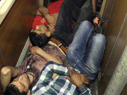 I vagoni che portano gli immigrati ai campi profughi
