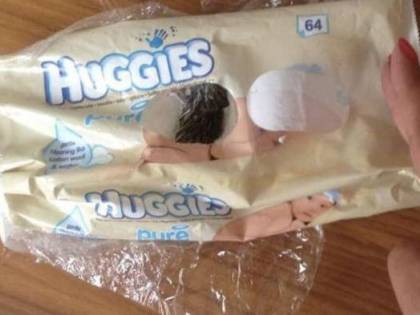 Compra le salviette per bebè ma ciò che trova è disgustoso