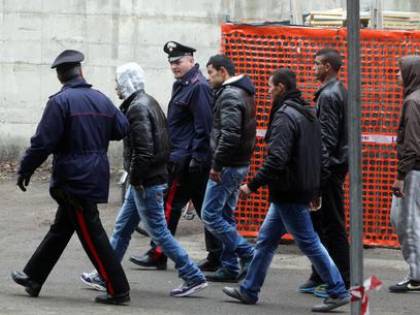 "I profughi sono aggressivi". Avevano difeso un imam violento, ma il prefetto li lascia girare in città