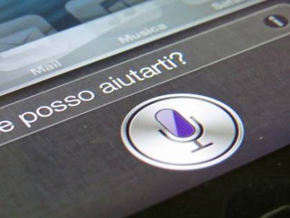 Siri ascoltava i dialoghi: Apple si scusa con utenti e licenzia 300 dipendenti