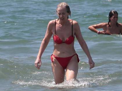 Stefania Giannini paparazzata a Forte dei Marmi