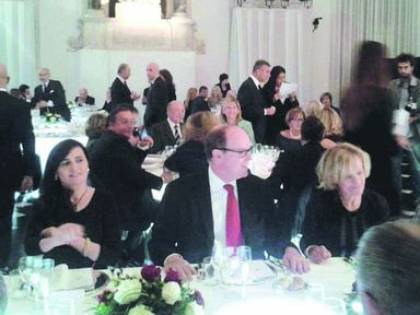 Cena di beneficenza per l'alluvione di Genova, nessuno paga il conto, neanche il principe di Monaco