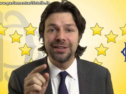 Il M5S attacca i ciellini in casa: "Siete lobby di denaro e potere"