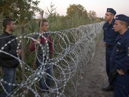 Continua l'invasione migranti: Ungheria pronta a nuovo muro