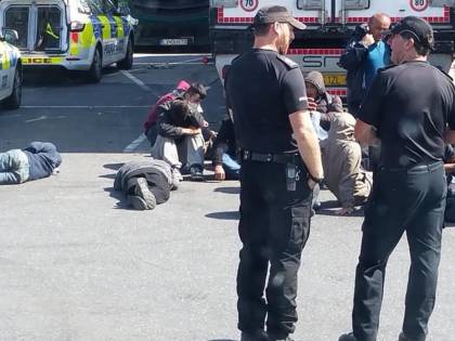Gb, 27 profughi a bordo di un tir. Arrestato il camionista: è un italiano