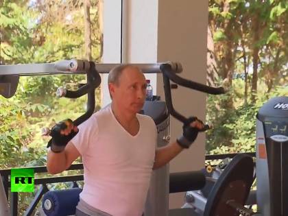Putin mostra i muscoli: in palestra con il premier Medvedev
