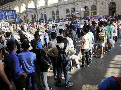 Budapest, gli immigrati prendono d'assalto la stazione