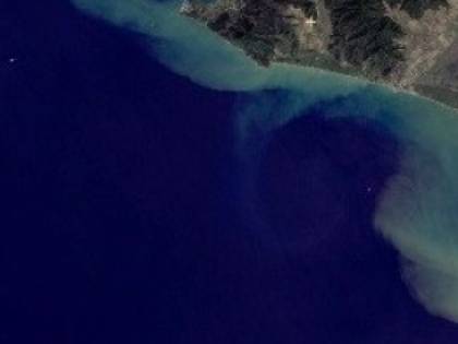 Toscana, dal fiume una scia misteriosa catturata dal satellite: divieto di balneazione