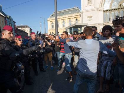 Ancora tensione a Budapest: la polizia riapre la stazione, i migranti assaltano un treno