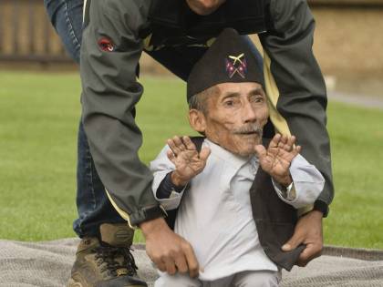 Morto l'uomo più basso del mondo. Era alto solo 54,6 cm