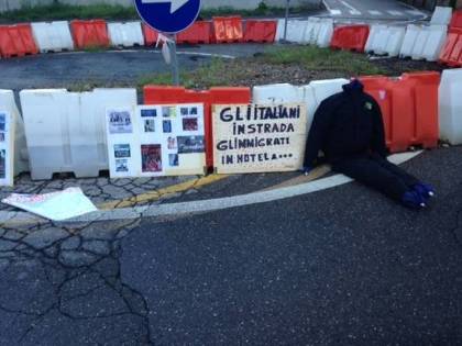 Manichini neri senza testa contro l'arrivo dei profughi