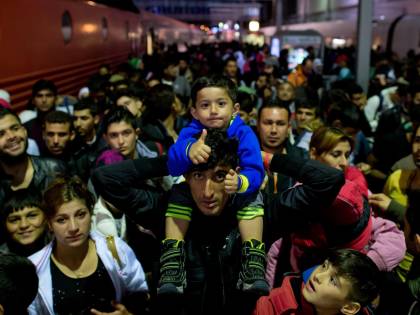 Merkel abbraccia i migranti "Cambieranno la Germania". Cameron: "20mila in 5 anni"
