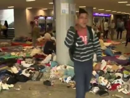 Budapest, migrante fa gesto tagliagole in diretta televisiva